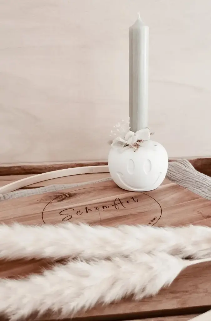 [1456465] Smiley Kerzengesteck 180x22 mm (Weiss)