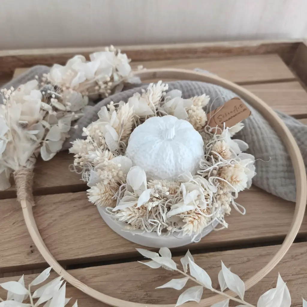 Herbstteller mit Kürbis und Trockenblumenkranz