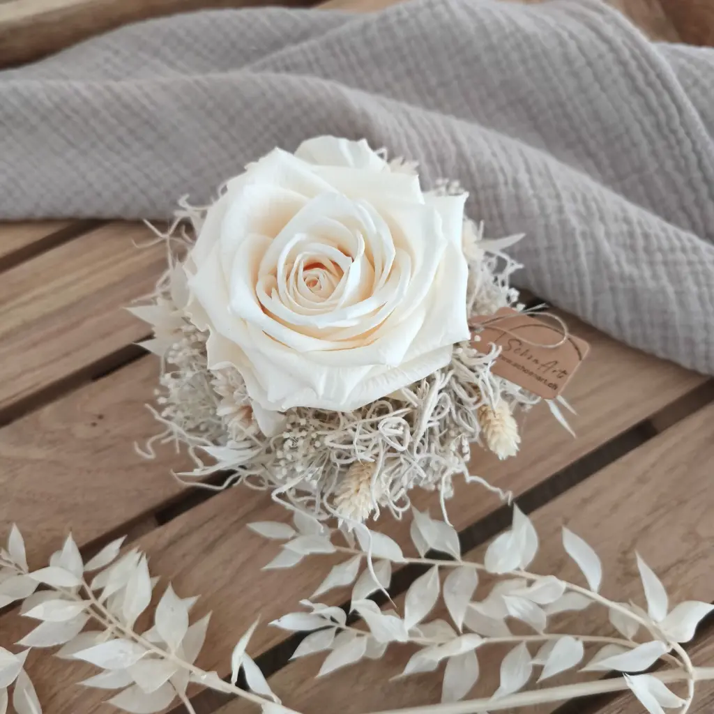 Herbstteller mit Rose und Trockenblumenkranz